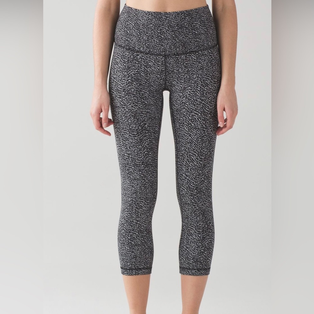Preowned Lululemon Athletica  Wunder Under Crop Hi-Rise LuonLegging size 8